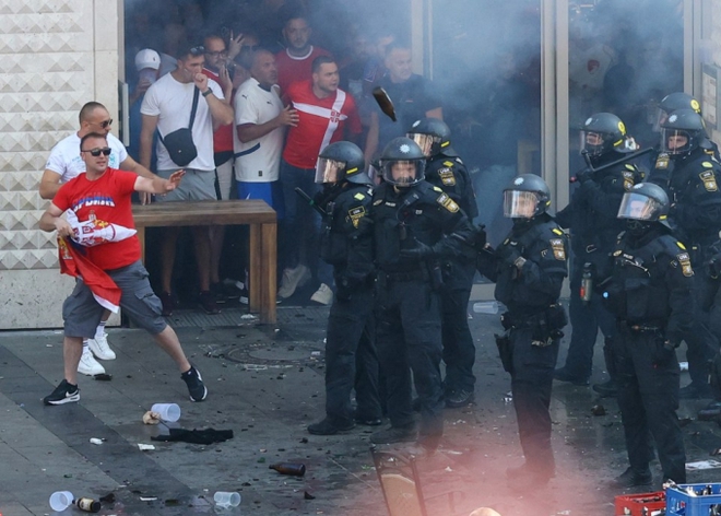 Hình ảnh sốc tại Euro 2024: Fan quá khích tấn công cảnh sát khiến hàng chục người bị thương, 7 CĐV đã bị bắt - Ảnh 3.