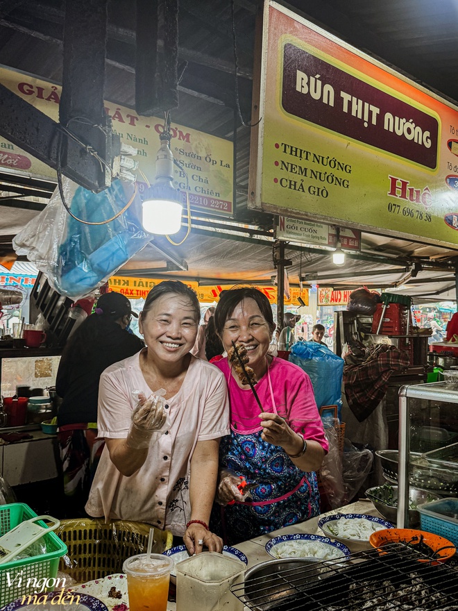 Ẩm thực trong chợ: Quán bún thịt nướng kẹp que tre biến tấu 3 miền tuổi đời gần 70 năm, từ dân văn phòng đến khách nước ngoài đều mê đắm - Ảnh 10.