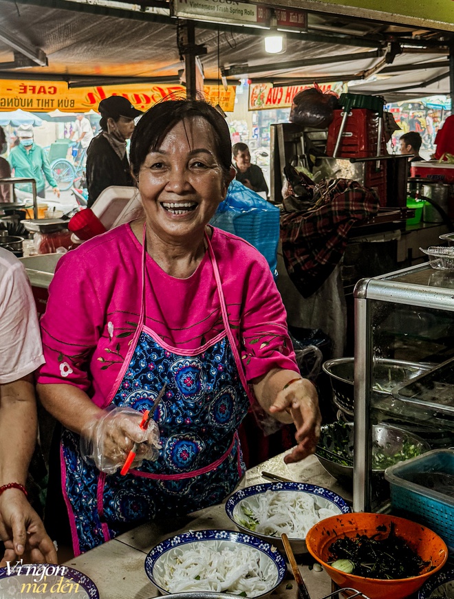 Ẩm thực trong chợ: Quán bún thịt nướng kẹp que tre biến tấu 3 miền tuổi đời gần 70 năm, từ dân văn phòng đến khách nước ngoài đều mê đắm - Ảnh 10.