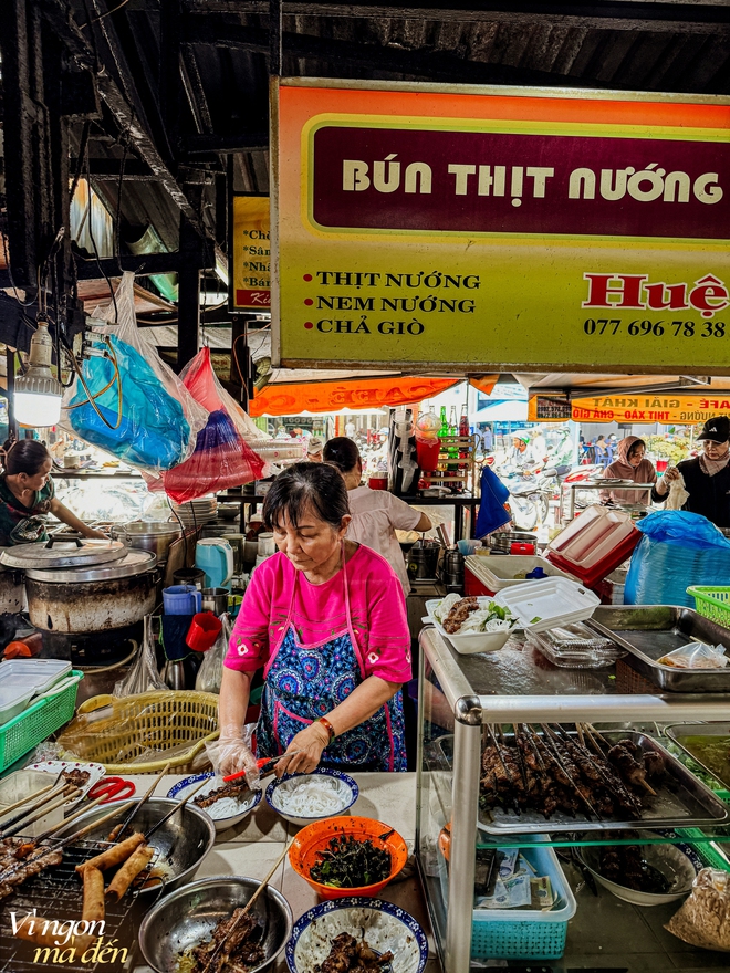 Ẩm thực trong chợ: Quán bún thịt nướng kẹp que tre biến tấu 3 miền tuổi đời gần 70 năm, từ dân văn phòng đến khách nước ngoài đều mê đắm - Ảnh 9.