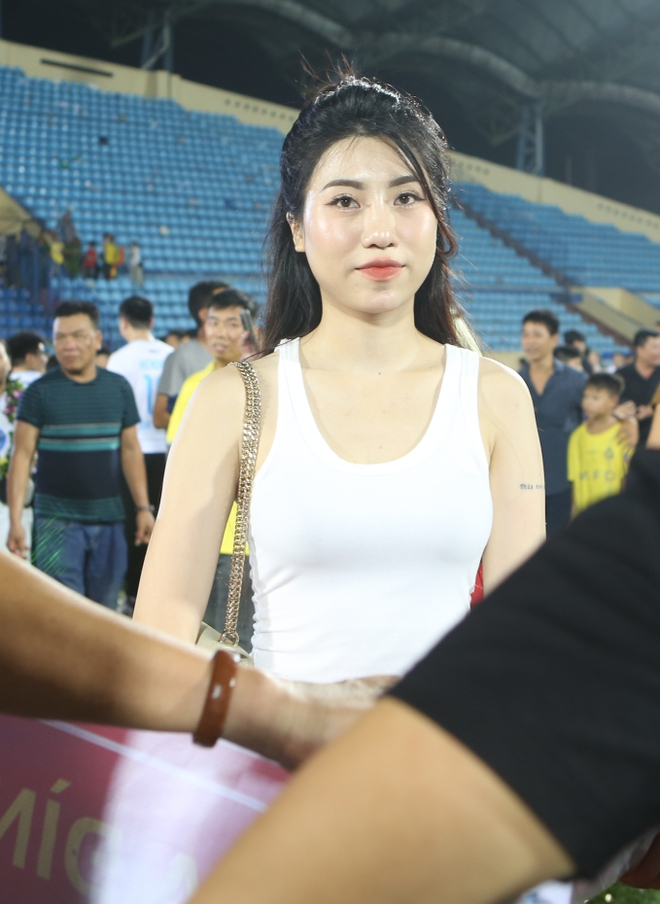 Tóm dính em gái hot nhất làng bóng đá của Văn Toàn, làn da trắng bóc nổi bật bấp chấp mọi góc nhìn - Ảnh 2.