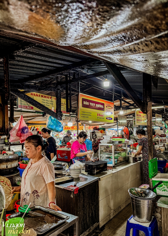 Ẩm thực trong chợ: Quán bún thịt nướng kẹp que tre biến tấu 3 miền tuổi đời gần 70 năm, từ dân văn phòng đến khách nước ngoài đều mê đắm - Ảnh 9.