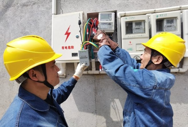 Phát hiện dòng điện bất thường trong 1 công ty, thợ điện đến tận nơi điều tra: Kẻ trộm hơn 37.558 kWh điện bị công an bắt giữ - Ảnh 1.