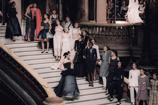 BST Chanel Haute Couture Thu Đông 2024 đẹp hơn tưởng tượng, và đó không phải tác phẩm của Virginie Viard?