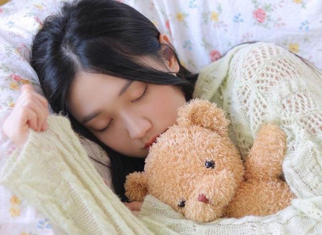 6 thói quen khi ngủ thường thấy ở những người trẻ lâu, sống thọ - Ảnh 1.