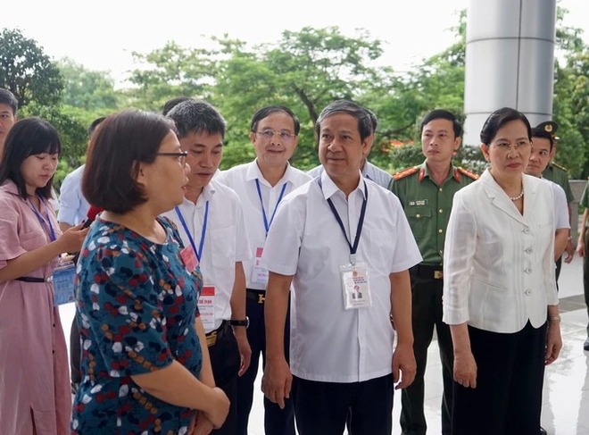 Bộ trưởng Bộ GD-ĐT Nguyễn Kim Sơn động viên thí sinh, cán bộ làm thi tốt nghiệp THPT - Ảnh 1.