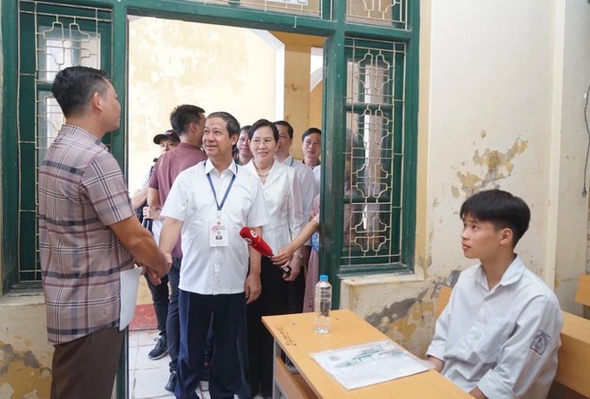 Bộ trưởng Bộ GD-ĐT Nguyễn Kim Sơn động viên thí sinh, cán bộ làm thi tốt nghiệp THPT - Ảnh 2.