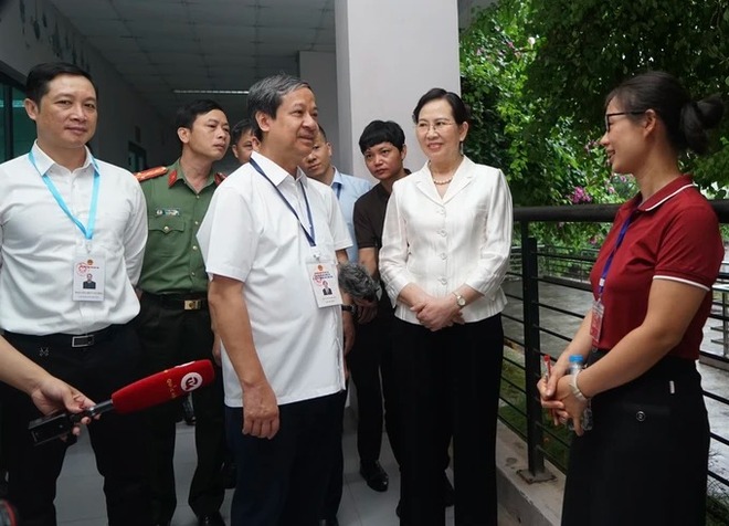 Bộ trưởng Bộ GD-ĐT Nguyễn Kim Sơn động viên thí sinh, cán bộ làm thi tốt nghiệp THPT - Ảnh 3.