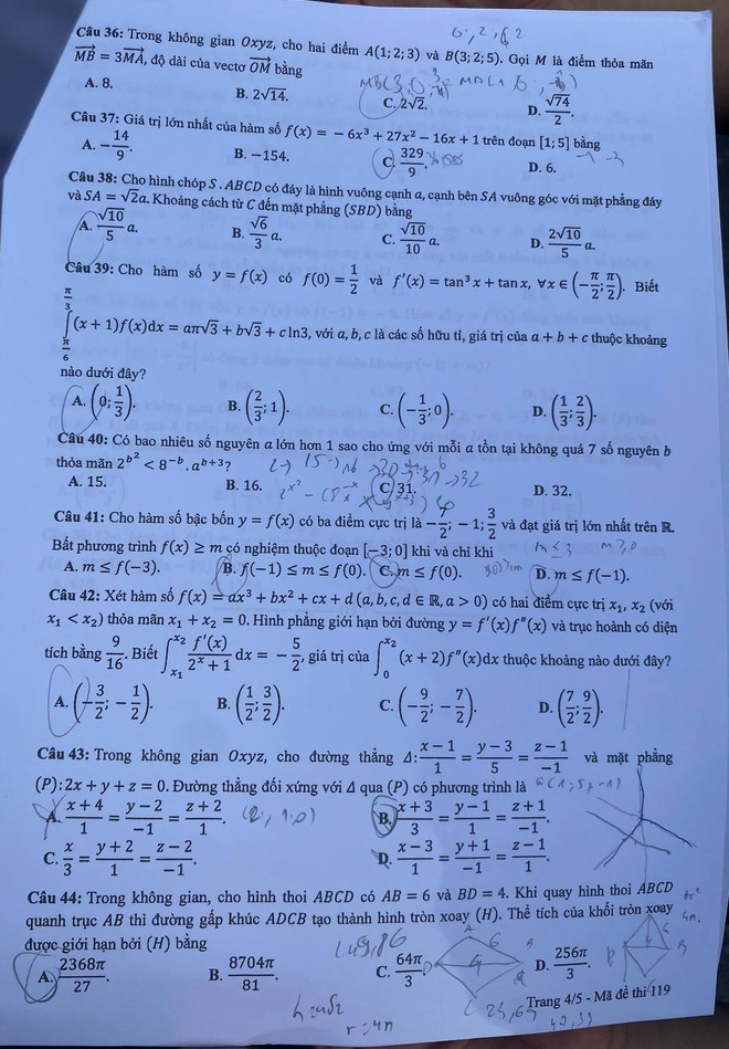 Chính thức hết giờ làm bài môn Toán: Đề có tính phân loại cao, nhiều thí sinh vẫn rất tươi - Ảnh 4.