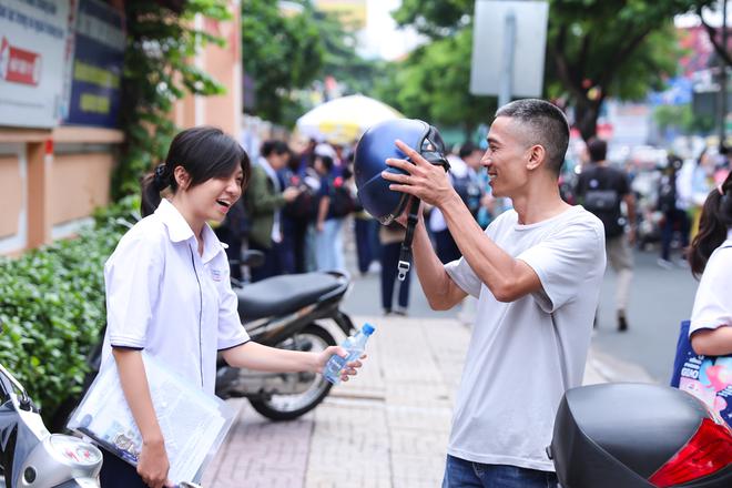 Hết giờ l&agrave;m b&agrave;i m&ocirc;n Văn thi tốt nghiệp THPT 2024: Th&iacute; sinh cười tươi như hoa v&igrave; đề vừa sức - Ảnh 11.