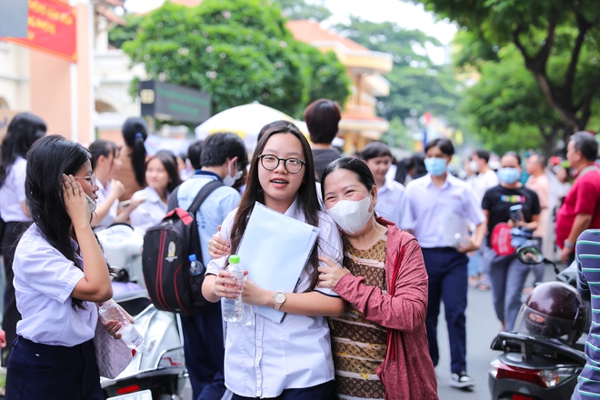 Hết giờ l&agrave;m b&agrave;i m&ocirc;n Văn thi tốt nghiệp THPT 2024: Th&iacute; sinh cười tươi như hoa v&igrave; đề vừa sức - Ảnh 12.