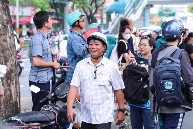 Hết giờ l&agrave;m b&agrave;i m&ocirc;n Văn thi tốt nghiệp THPT 2024: Th&iacute; sinh cười tươi như hoa v&igrave; đề vừa sức - Ảnh 13.