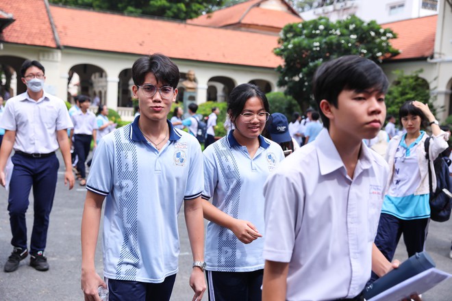 Hết giờ l&agrave;m b&agrave;i m&ocirc;n Văn thi tốt nghiệp THPT 2024: Th&iacute; sinh cười tươi như hoa v&igrave; đề vừa sức - Ảnh 14.