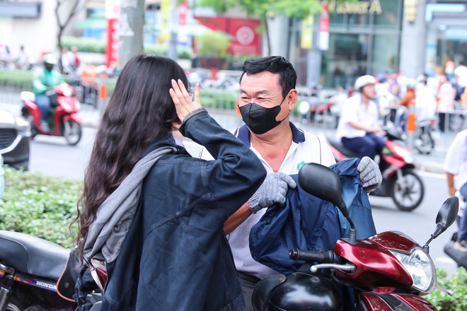 Hết giờ l&agrave;m b&agrave;i m&ocirc;n Văn thi tốt nghiệp THPT 2024: Th&iacute; sinh cười tươi như hoa v&igrave; đề vừa sức - Ảnh 15.