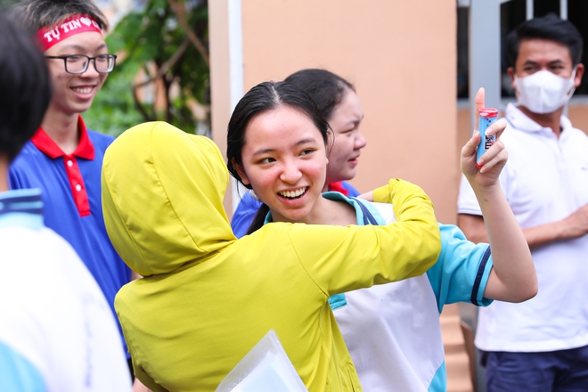 Hết giờ l&agrave;m b&agrave;i m&ocirc;n Văn thi tốt nghiệp THPT 2024: Th&iacute; sinh cười tươi như hoa v&igrave; đề vừa sức - Ảnh 16.
