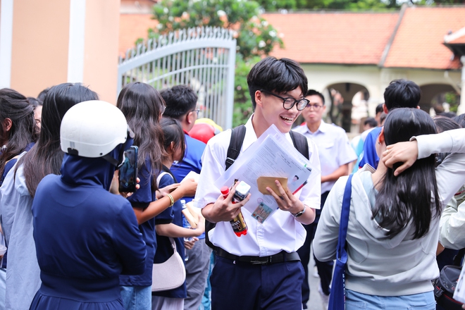 Hết giờ l&agrave;m b&agrave;i m&ocirc;n Văn thi tốt nghiệp THPT 2024: Th&iacute; sinh cười tươi như hoa v&igrave; đề vừa sức - Ảnh 17.