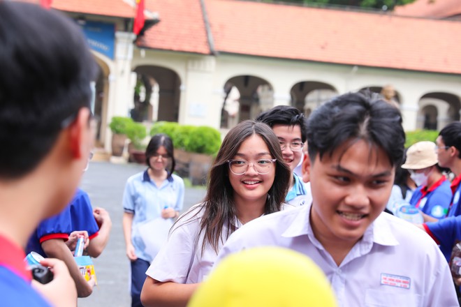 Hết giờ l&agrave;m b&agrave;i m&ocirc;n Văn thi tốt nghiệp THPT 2024: Th&iacute; sinh cười tươi như hoa v&igrave; đề vừa sức - Ảnh 18.