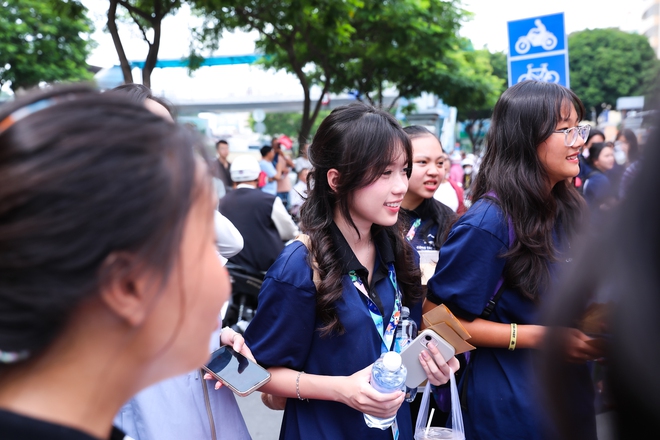 Hết giờ l&agrave;m b&agrave;i m&ocirc;n Văn thi tốt nghiệp THPT 2024: Th&iacute; sinh cười tươi như hoa v&igrave; đề vừa sức - Ảnh 19.