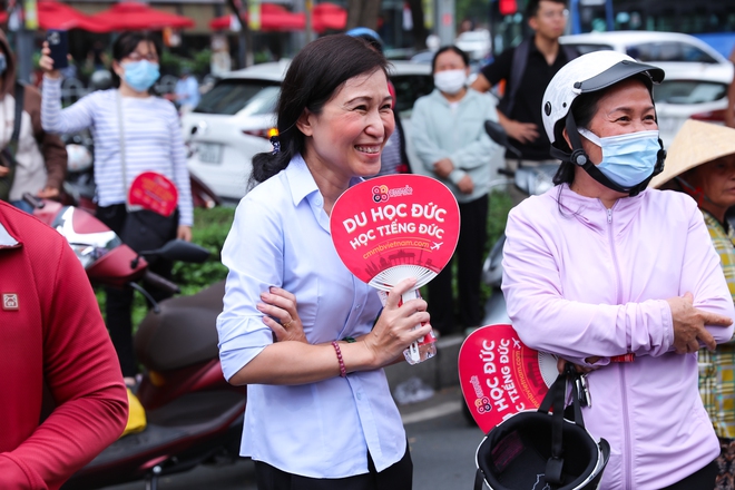 Hết giờ l&agrave;m b&agrave;i m&ocirc;n Văn thi tốt nghiệp THPT 2024: Th&iacute; sinh cười tươi như hoa v&igrave; đề vừa sức - Ảnh 20.