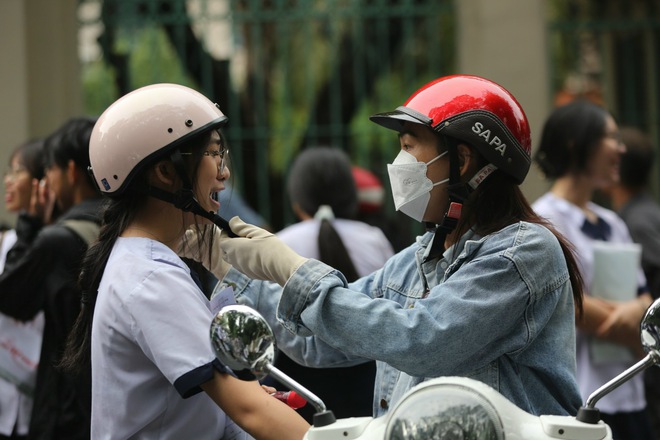 Chính thức hết giờ làm bài môn Toán: Đề có tính phân loại cao, nhiều thí sinh vẫn rất tươi - Ảnh 11.