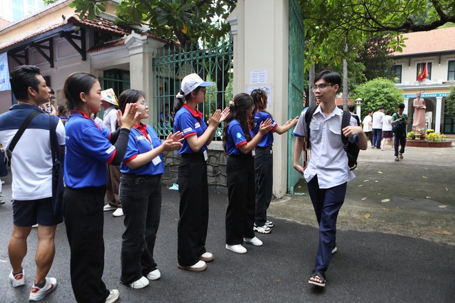 Chính thức hết giờ làm bài môn Toán: Đề có tính phân loại cao, nhiều thí sinh vẫn rất tươi - Ảnh 6.