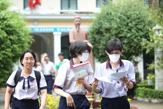 Chính thức hết giờ làm bài môn Toán: Đề có tính phân loại cao, nhiều thí sinh vẫn rất tươi - Ảnh 8.