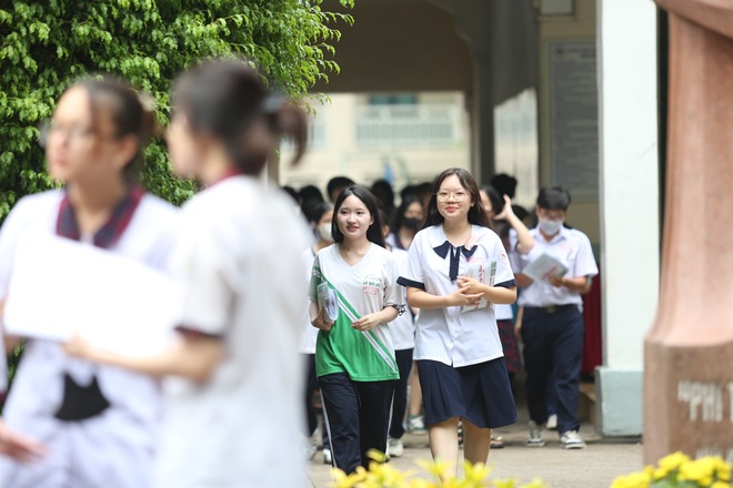 Chính thức hết giờ làm bài môn Toán: Đề có tính phân loại cao, nhiều thí sinh vẫn rất tươi - Ảnh 10.