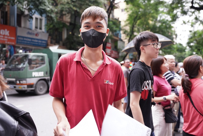 Hết giờ l&agrave;m b&agrave;i m&ocirc;n Văn thi tốt nghiệp THPT 2024: Th&iacute; sinh cười tươi như hoa v&igrave; đề vừa sức - Ảnh 5.