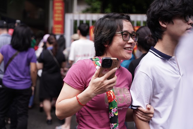 Hết giờ l&agrave;m b&agrave;i m&ocirc;n Văn thi tốt nghiệp THPT 2024: Th&iacute; sinh cười tươi như hoa v&igrave; đề vừa sức - Ảnh 4.