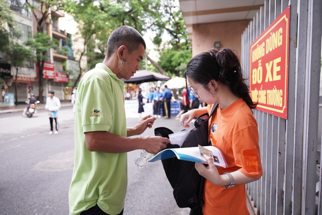 Hơn 1 triệu sĩ tử cả nước chuẩn bị thi các môn tổ hợp: Có thí sinh quên Atlat phải đặt ship hỏa tốc - Ảnh 3.