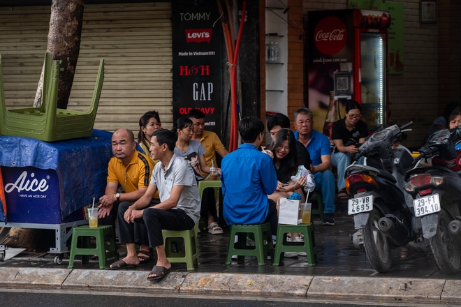 Hơn 1 triệu sĩ tử bước v&agrave;o ng&agrave;y đầu thi tốt nghiệp THPT 2024: Những c&aacute;i &ocirc;m động vi&ecirc;n tiếp th&ecirc;m sức mạnh - Ảnh 1.
