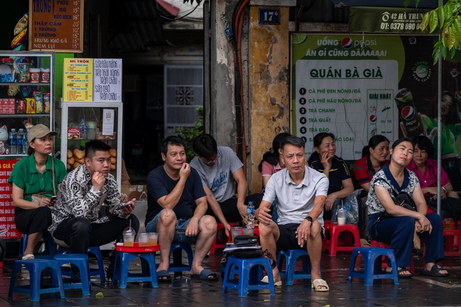 Hơn 1 triệu sĩ tử bước v&agrave;o ng&agrave;y đầu thi tốt nghiệp THPT 2024: Những c&aacute;i &ocirc;m động vi&ecirc;n tiếp th&ecirc;m sức mạnh - Ảnh 2.