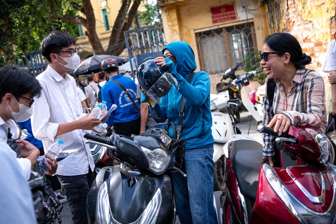 Chính thức hết giờ làm bài môn Toán: Đề có tính phân loại cao, nhiều thí sinh vẫn rất tươi - Ảnh 12.