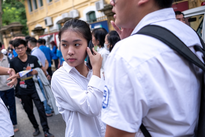 Chính thức hết giờ làm bài môn Toán: Đề có tính phân loại cao, nhiều thí sinh vẫn rất tươi - Ảnh 5.