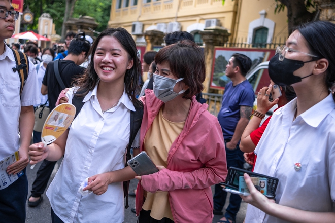 Chính thức hết giờ làm bài môn Toán: Đề có tính phân loại cao, nhiều thí sinh vẫn rất tươi - Ảnh 7.