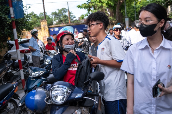 Chính thức hết giờ làm bài môn Toán: Đề có tính phân loại cao, nhiều thí sinh vẫn rất tươi - Ảnh 6.