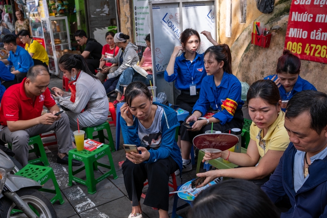 Chính thức hết giờ làm bài môn Toán: Đề có tính phân loại cao, nhiều thí sinh vẫn rất tươi - Ảnh 9.