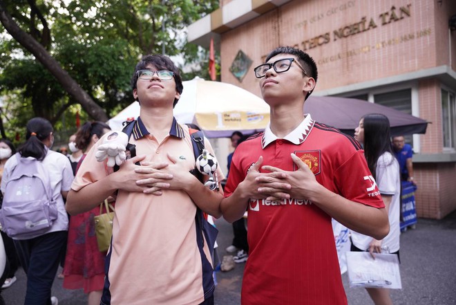 Chính thức hết giờ làm bài môn Toán: Đề có tính phân loại cao, nhiều thí sinh vẫn rất tươi - Ảnh 4.