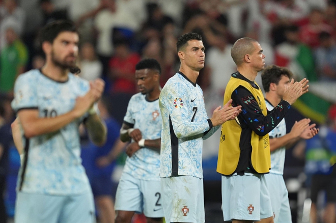 Video: Ronaldo cúi mặt rời sân sau trận đấu “thảm họa”, áp lực bủa vây trong lần cuối tham dự Euro - Ảnh 3.