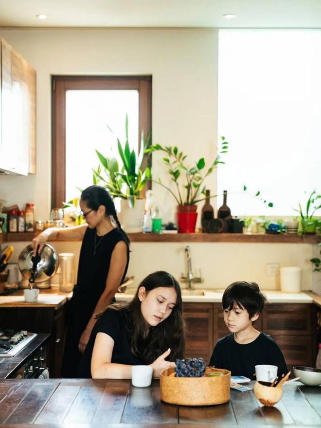 Cặp vợ chồng cải tạo lại ng&ocirc;i nh&agrave; cổ để c&oacute; thể sống m&agrave; kh&ocirc;ng cần bật điều h&ograve;a trong suốt 17 năm - Ảnh 9.