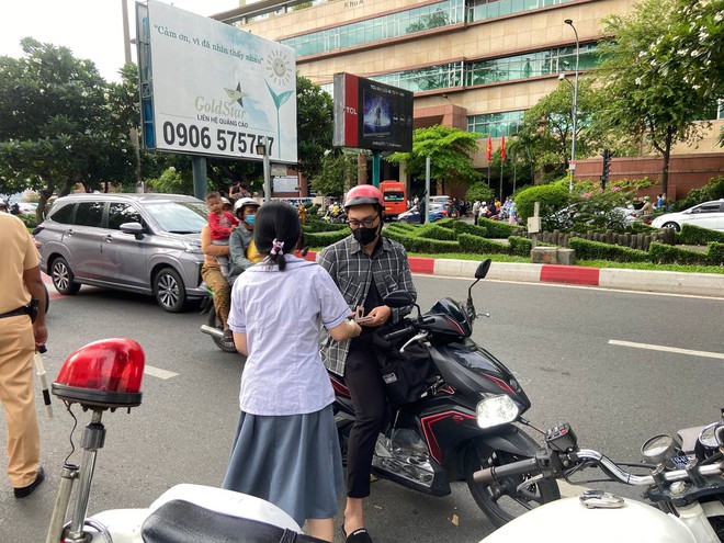 Hơn một triệu sĩ tử bước v&agrave;o ng&agrave;y đầu thi tốt nghiệp THPT 2024: Phương Mỹ Chi xuất hiện cổ vũ th&iacute; sinh - Ảnh 1.