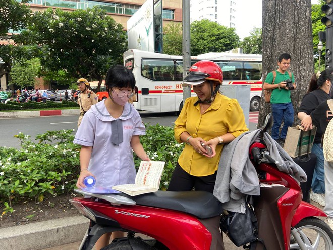 Hơn một triệu sĩ tử bước v&agrave;o ng&agrave;y đầu thi tốt nghiệp THPT 2024: Phương Mỹ Chi xuất hiện cổ vũ th&iacute; sinh - Ảnh 2.