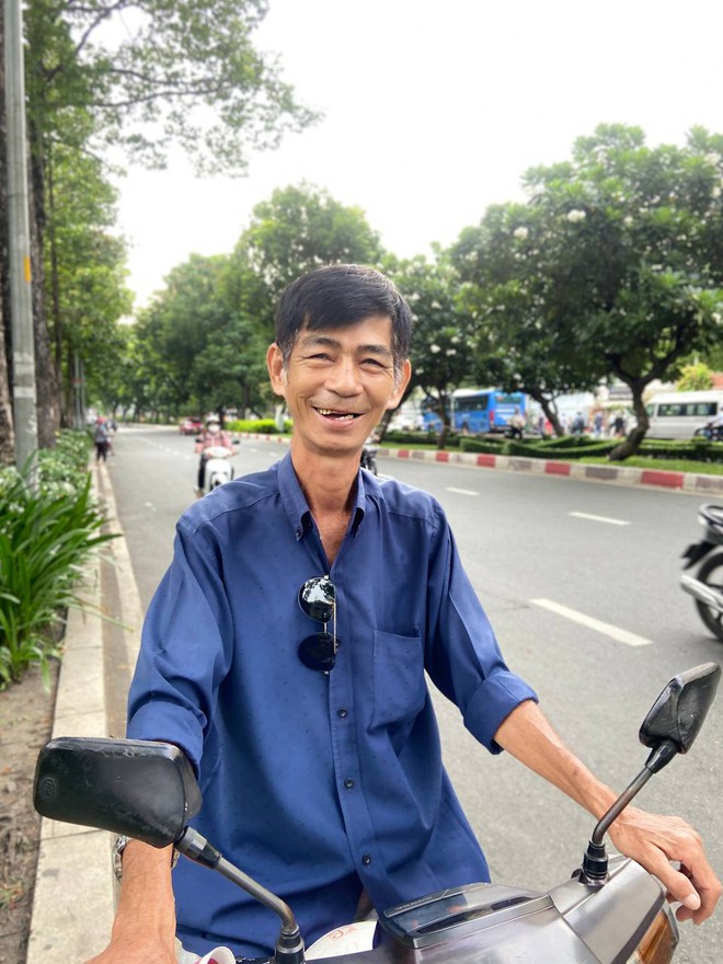 Hơn 1 triệu sĩ tử bước v&agrave;o ng&agrave;y đầu thi tốt nghiệp THPT 2024: Những c&aacute;i &ocirc;m động vi&ecirc;n tiếp th&ecirc;m sức mạnh - Ảnh 3.