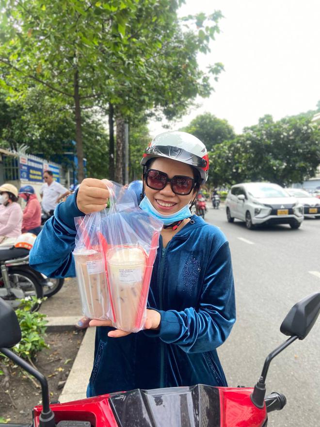 Thi tốt nghiệp THPT 2024: Sắp hết giờ l&agrave;m b&agrave;i m&ocirc;n Văn, phụ huynh ngồi ngo&agrave;i hồi hộp đếm ngược - Ảnh 1.
