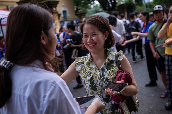 Hết giờ l&agrave;m b&agrave;i m&ocirc;n Văn thi tốt nghiệp THPT 2024: Th&iacute; sinh cười tươi như hoa v&igrave; đề vừa sức - Ảnh 4.