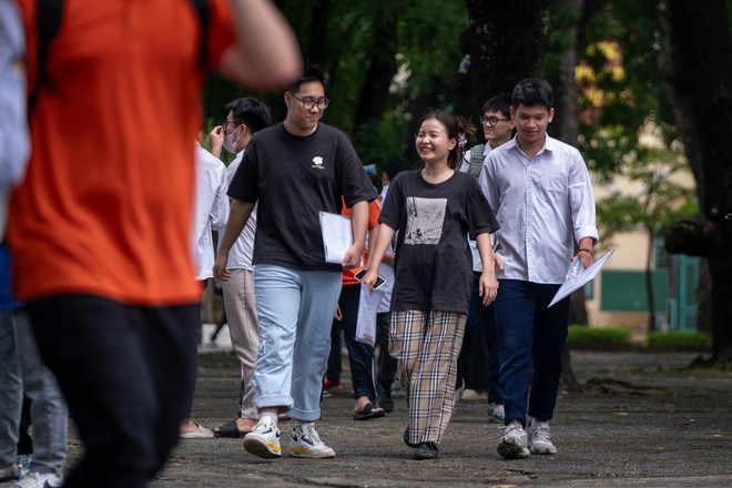 Hết giờ l&agrave;m b&agrave;i m&ocirc;n Văn thi tốt nghiệp THPT 2024: Th&iacute; sinh cười tươi như hoa v&igrave; đề vừa sức - Ảnh 3.