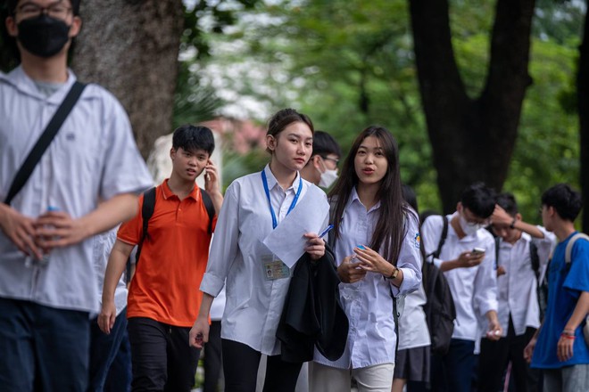 Hết giờ l&agrave;m b&agrave;i m&ocirc;n Văn thi tốt nghiệp THPT 2024: Th&iacute; sinh cười tươi như hoa v&igrave; đề vừa sức - Ảnh 5.