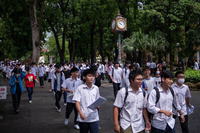 Hết giờ l&agrave;m b&agrave;i m&ocirc;n Văn thi tốt nghiệp THPT 2024: Th&iacute; sinh cười tươi như hoa v&igrave; đề vừa sức - Ảnh 6.