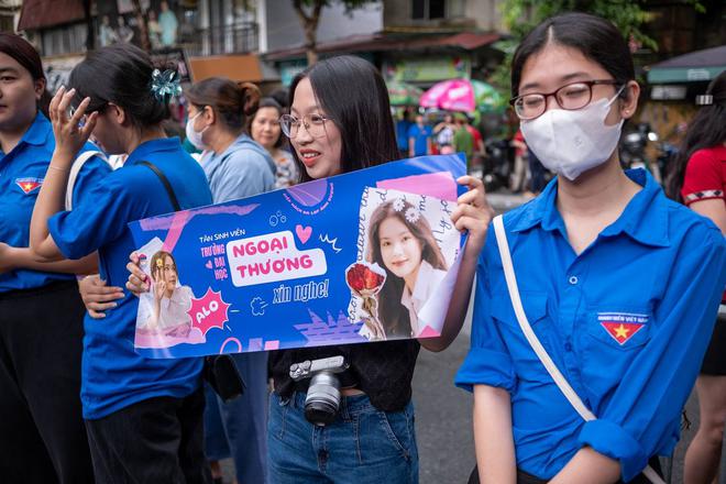 Hết giờ l&agrave;m b&agrave;i m&ocirc;n Văn thi tốt nghiệp THPT 2024: Th&iacute; sinh cười tươi như hoa v&igrave; đề vừa sức - Ảnh 8.