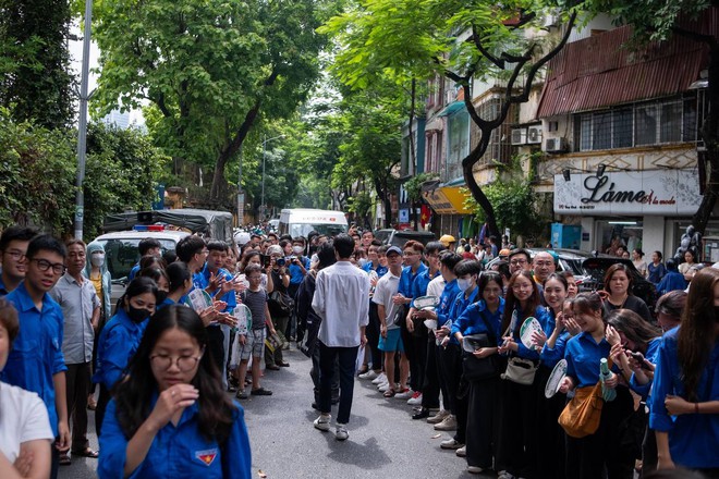 Hết giờ l&agrave;m b&agrave;i m&ocirc;n Văn thi tốt nghiệp THPT 2024: Th&iacute; sinh cười tươi như hoa v&igrave; đề vừa sức - Ảnh 7.